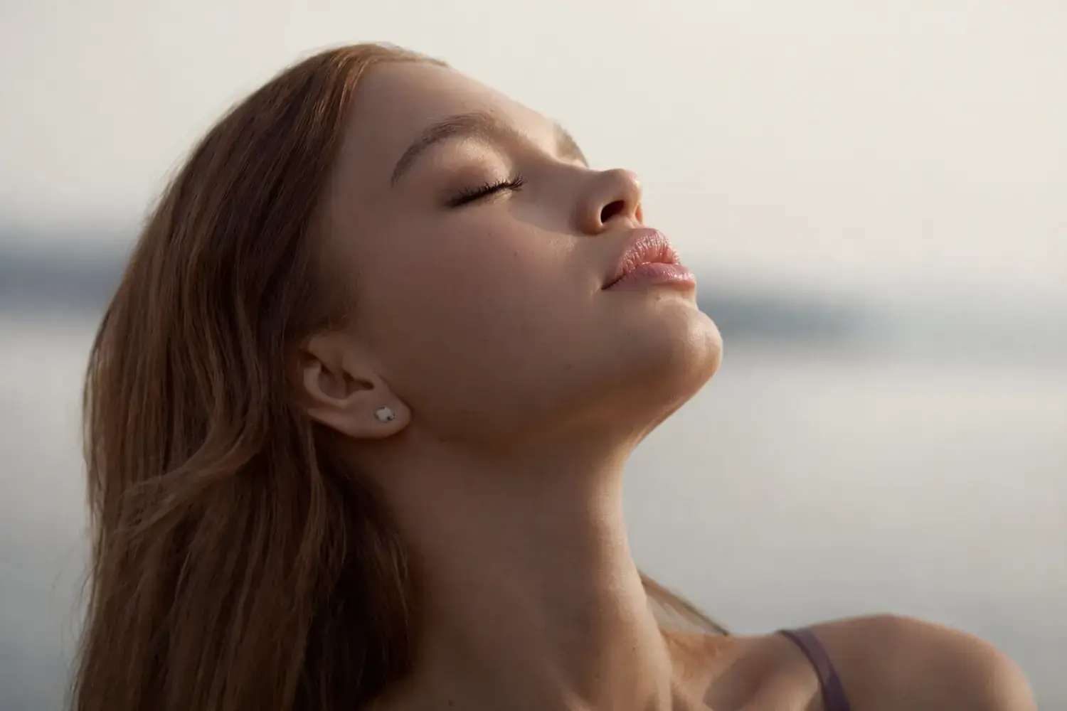 Perfil facial femenino con iluminación natural que resalta la armonía del rostro y la definición del contorno nasal y mandibular.